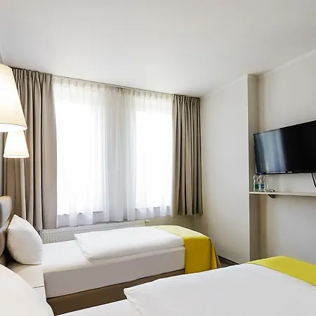 Hotel West - Airport 2*