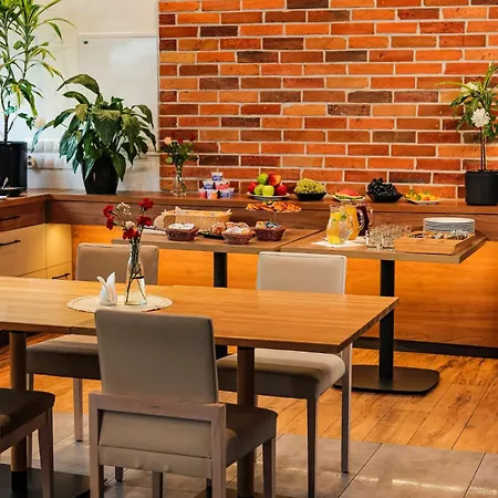 Hotel West - Airport 3*