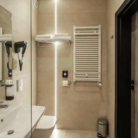 Hotel West - Airport 3*