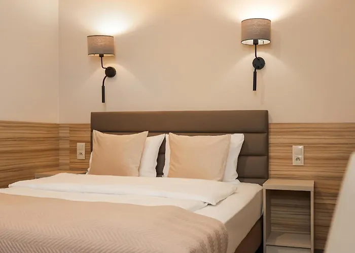 Hotel West - Airport 3*