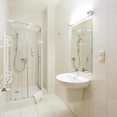 West - Airport Hotel 2*