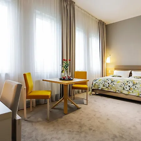 West - Airport Hotel 2*