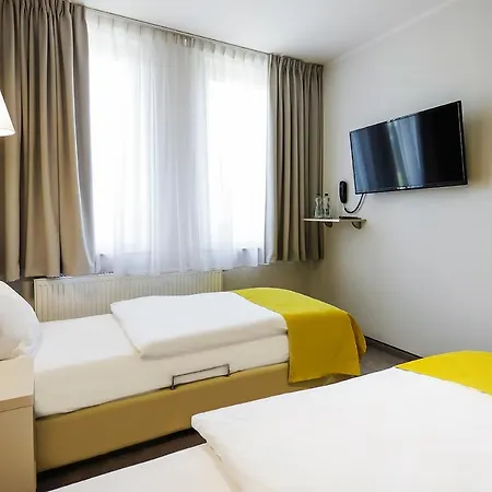 West - Airport Hotel 2*