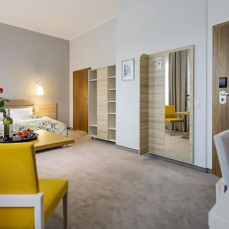 West - Airport Hotel 2*