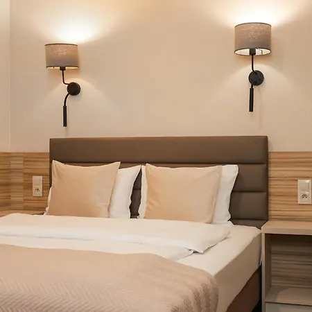 Hotel West - Airport 3*